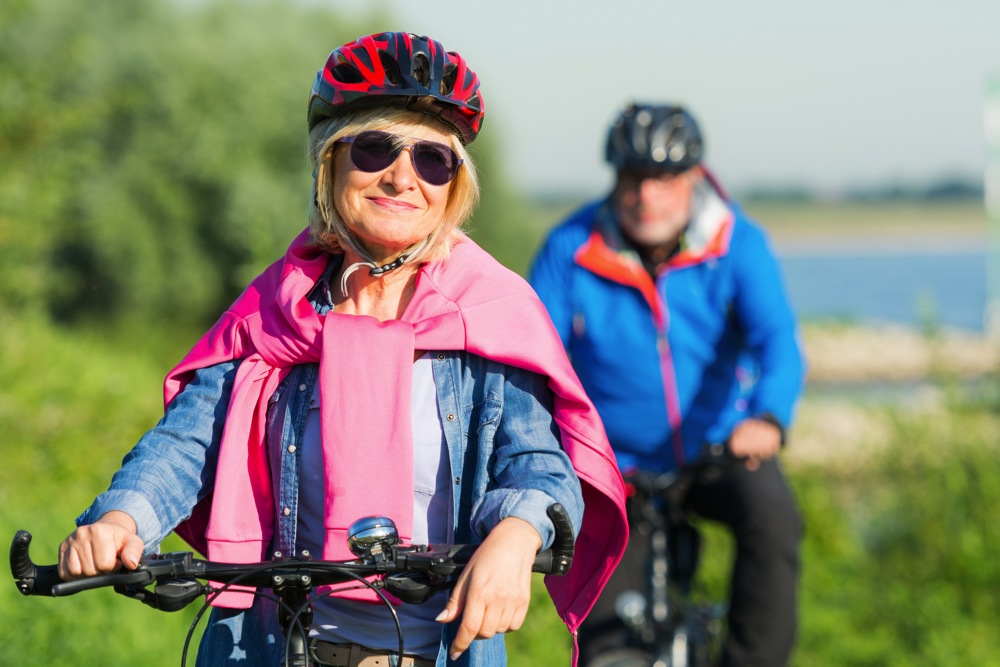 paar macht eine fahrradtour
