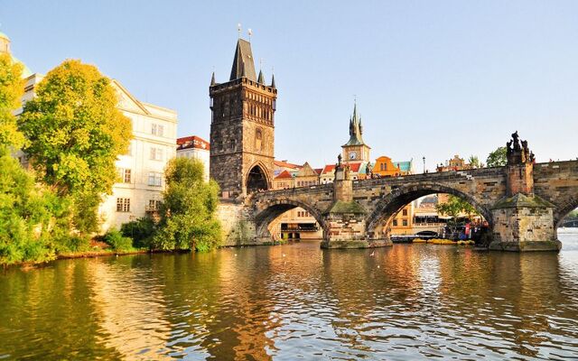 Karlsbrücke in Prag über der Moldau bei Sonnenuntergang.