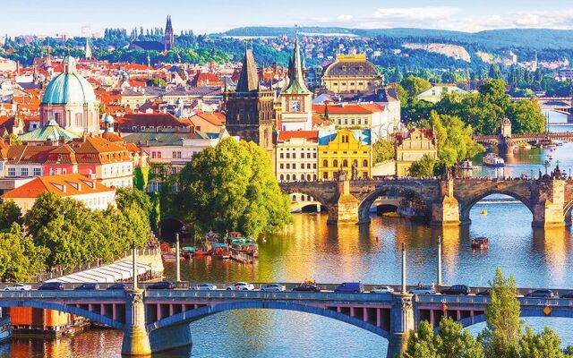 Stadtansicht von Prag mit Blick auf die Karlsbrücke und Vltava-Fluss.
