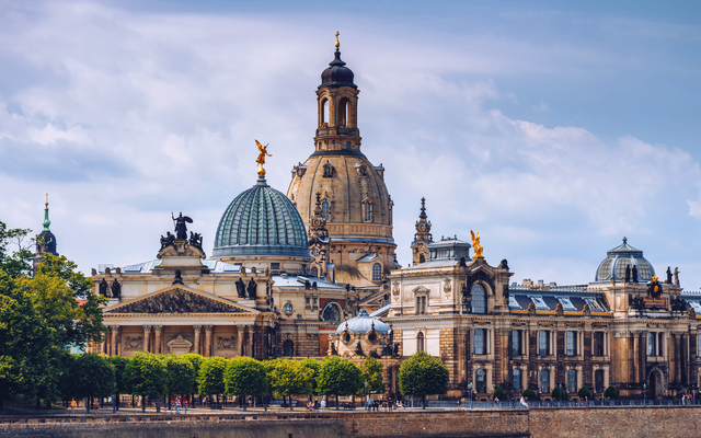 Barocke Gebäude am Elbufer in Dresden bei Tageslicht